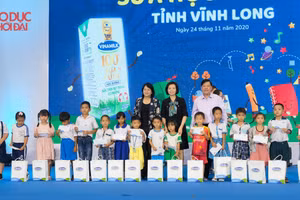 Phó Chủ tịch nước Đặng Thị Ngọc Thịnh tặng học bổng và quà cho các em HS tại chương trình.