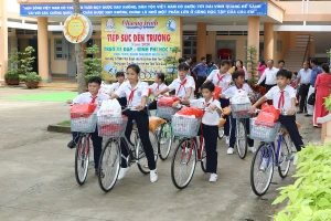 Niềm vui các em HS sau khi nhận xe đạp.