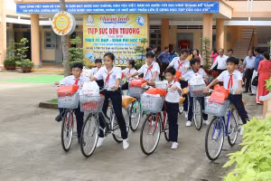 Niềm vui các em HS sau khi nhận xe đạp.