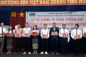 Đại diện nhà trường trao chứng chỉ tiếng Việt cho các lưu học sinh.