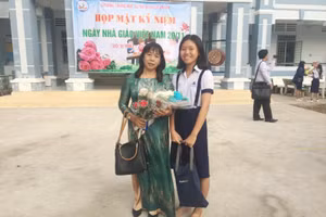 Cô Nguyễn Thị Kim Hoàn cùng học trò.