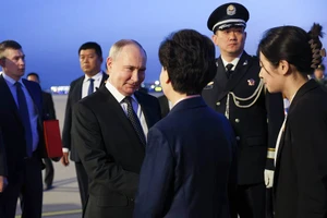 Tổng thống Nga Vladimir Putin và Ủy viên Quốc vụ Trung Quốc Shen Yiqin