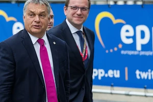 Thủ tướng Hungary Viktor Orbán (đứng trước) và Ủy viên Oliver Varhelyi của Hungary trong EU.