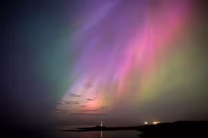 Bão Mặt Trời đầu tháng 5 tạo ra ánh sáng Bắc cực quang huyền ảo.