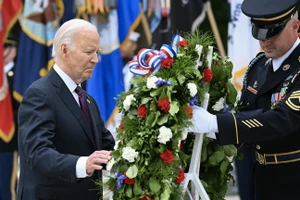 Tổng thống Mỹ Joe Biden tham gia lễ đặt vòng hoa tại Mộ Chiến sĩ Vô danh tại Nghĩa trang Quốc gia Arlington.