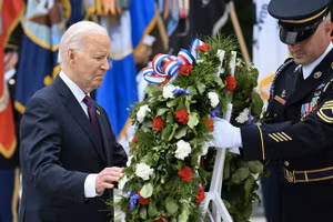 Tổng thống Mỹ Joe Biden tham gia lễ đặt vòng hoa tại Mộ Chiến sĩ Vô danh tại Nghĩa trang Quốc gia Arlington.