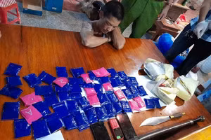 Đối tượng Rắc và tang vật của vụ án tại cơ quan điều tra.