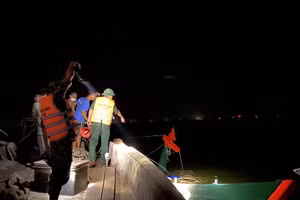 Đồn Biên phòng cửa khẩu cảng Thuận An huy động lực lượng ứng cứu các ngư dân trên tàu cá TTH 91119 TS.