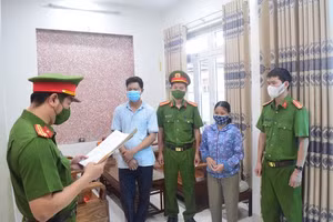 Công an đọc lệnh bắt tạm giam đối tượng Nguyễn Thị Hồng.