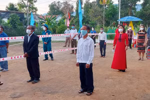 Chủ tịch UBND tỉnh Thừa Thiên Huế ông Phan Ngọc Thọ bỏ lá phiếu đầu tiên tại khu vực bỏ phiếu số 4, phường Trường An.