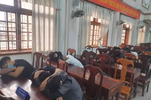 Các đối tượng được đưa về trụ sở Công an để làm việc.