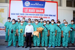 Ông Phan Ngọc Thọ - Chủ tịch UBND tỉnh Thừa Thiên Huế tặng hoa cho đoàn bác sĩ Bệnh viện trước giờ lên đường ra hỗ trợ Bắc Giang chống dịch.