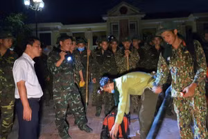 Lực lượng chức năng tham gia chữa cháy tại rừng thông tự nhiên tại đồi 230 thuộc tiểu khu 159 (xã Phú Sơn, thị xã Hương Thủy, tỉnh Thừa Thiên Huế).