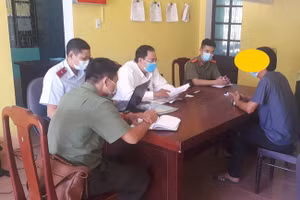 Lực lượng chức năng làm việc với ông A.