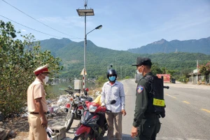Lực lượng chức năng kiểm soát hướng dẫn người dân khai báo y tế trước khi vào địa bàn tỉnh.