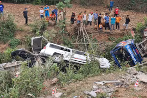 Vụ tai nạn khiến cho 3/4 ô tô bị húc văng xuống vực.