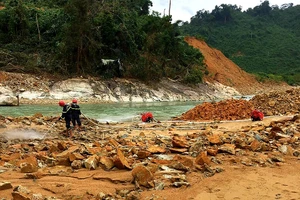 Nối lại công tác tìm kiếm nạn nhân mất tích ở Rào Trăng 3.