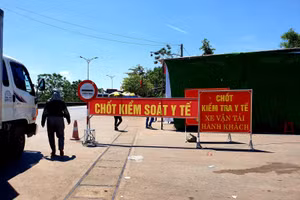Chốt kiểm soát y tế trước khi ra vào địa bàn tỉnh Thừa Thiên Huế.