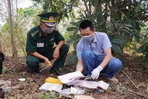 Kiểm tra bên trong túi xách lực lượng chức năng phát hiện 12.000 viên ma tuý tổng hợp.