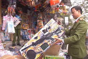 Gần 200 khẩu súng đồ chơi nguy hiểm bị lực Công an thu giữ.