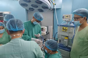 Các bác sĩ Bệnh viện Trung ương Huế phẫu thuật cho cháu Nguyễn Văn L. K.