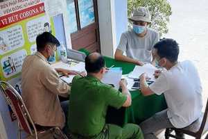 Phạt 7,5 triệu đồng nam thanh niên ra ngoài uống cà phê khi đang cách ly tại nhà.