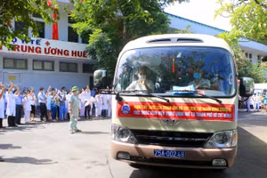 Đoàn y, bác sĩ lên đường chi viện Trung tâm hồi sức Covid-19 tại TP.HCM.