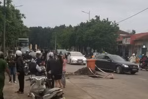 Hố ga được cảnh báo bằng một thùng rác màu vàng và 2 sợi dây phản quang rất sơ sài. Ảnh: Hue-S.