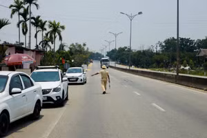 Giám sát chặt chẽ xe từ vùng có dịch vào địa phương để phòng, chống Covid-19.