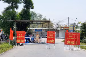 Lực lượng chức năng lập các chốt, trạm kiểm dịch tại huyện Phong Điền.