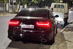 Lực lượng chức năng phát hiện chiếc xe nhãn hiệu Audi mang BKS: 43A - 528.98 do ông Huỳnh Đức T. cầm lái vi phạm quy định phòng chống dịch Covid-19.