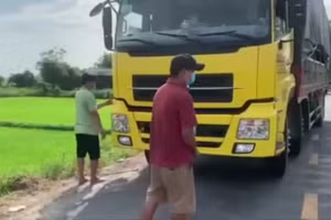 Chiếc xe tải chở 8 công dân không thực hiện khai báo y tế khi đi vào địa bàn tỉnh Thừa Thiên Huế .