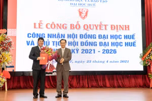 Ông Hoàng Minh Sơn - Thứ trưởng Bộ GD&ĐT trao quyết định cho PGS.TS Huỳnh Văn Chương