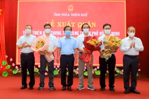 Ông Nguyễn Văn Phương, Chủ tịch UBND tỉnh Thừa Thiên Huế động viên, tặng hoa tiễn đoàn công tác lên đường làm nhiệm vụ.