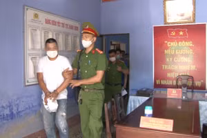 Lực lượng chức năng bắt tạm giam đối tượng Ngô Lê Hoàng để điều tra làm rõ về hành vi "Lạm dụng tín nhiệm chiếm đoạt tài sản".