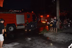 Lực lượng chức năng tiến hành công tác chữa cháy.