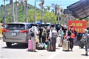 Xử phạt, cách ly có thu phí đối với người dân về địa phương đang giãn cách.