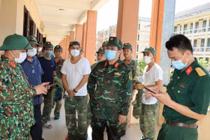 Các cán bộ chiến sĩ tham gia công tác chuẩn bị cơ sở vật chất để đón công dân trở về từ vùng dịch.