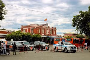 Lực lượng chức năng lập rào chắn và phun khử khuẩn trước khi đưa các công dân về khu cách ly.