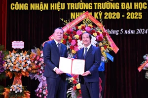 Bộ trưởng Nguyễn Kim Sơn trao Quyết định công nhận Hiệu trưởng Trường ĐH Sư phạm Hà Nội cho PGS.TS. Nguyễn Đức Sơn.