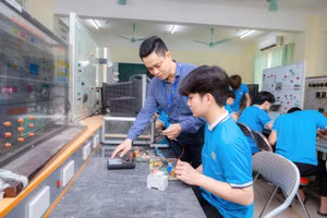 Giảng viên, sinh viên Trường ĐH Thành Đô trong giờ thực hành.