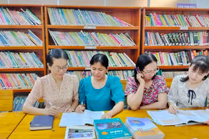 Giáo viên nghiên cứu sách giáo khoa mới. Ảnh minh họa.