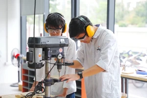 Học sinh Phenikaa School sử dụng máy khoan bàn chế tạo sản phẩm tại Makerspace của nhà trường.