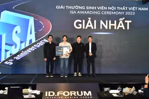 Ban tổ chức trao cho thí sinh đạt giải Nhất. 