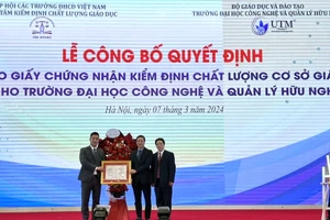 ông Nguyễn Đức Cường, Chánh Thanh tra Bộ GD&ĐT trao chứng nhận đạt chuẩn kiểm định chất lượng cơ sở giáo ĐH chu kỳ 2 cho Trường ĐH Công nghệ và Quản lý Hữu Nghị.