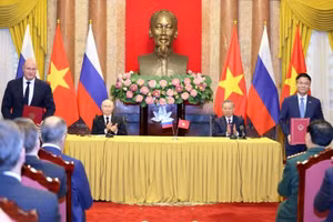 Phó Thủ tướng Chính phủ Việt Nam Lê Thành Long và Phó Thủ tướng Chính phủ Liên bang Nga Dmitry Chernyshenko trao Hiệp định hợp tác giáo dục đại học trước sự chứng kiến của Chủ tịch nước Tô Lâm và Tổng thống Liên bang Nga Vladimir Putin.