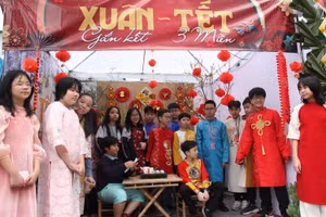 Học sinh trải nghiệm "chợ quê" ngày Tết trong trường học.