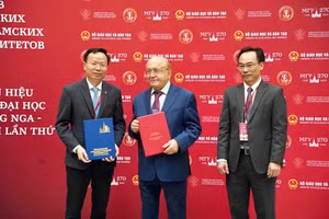 Thứ trưởng Hoàng Minh Sơn chứng kiến trao thỏa thuận hợp tác giữa Trường Đại học Bách khoa TP.HCM và Trường Đại học Tổng hợp Quốc gia Mát-xcơ-va.