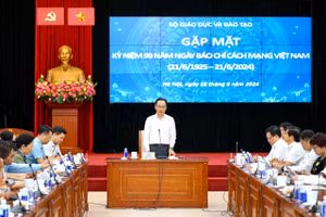 Thứ trưởng Bộ GD&ĐT Hoàng Minh Sơn phát biểu tại buổi gặp mặt. Ảnh: Xuân Phú