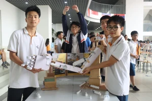 Sản phẩm “Cánh tay Robot" sử dụng động cơ thuỷ lực do học sinh Phenikaa School chế tạo.